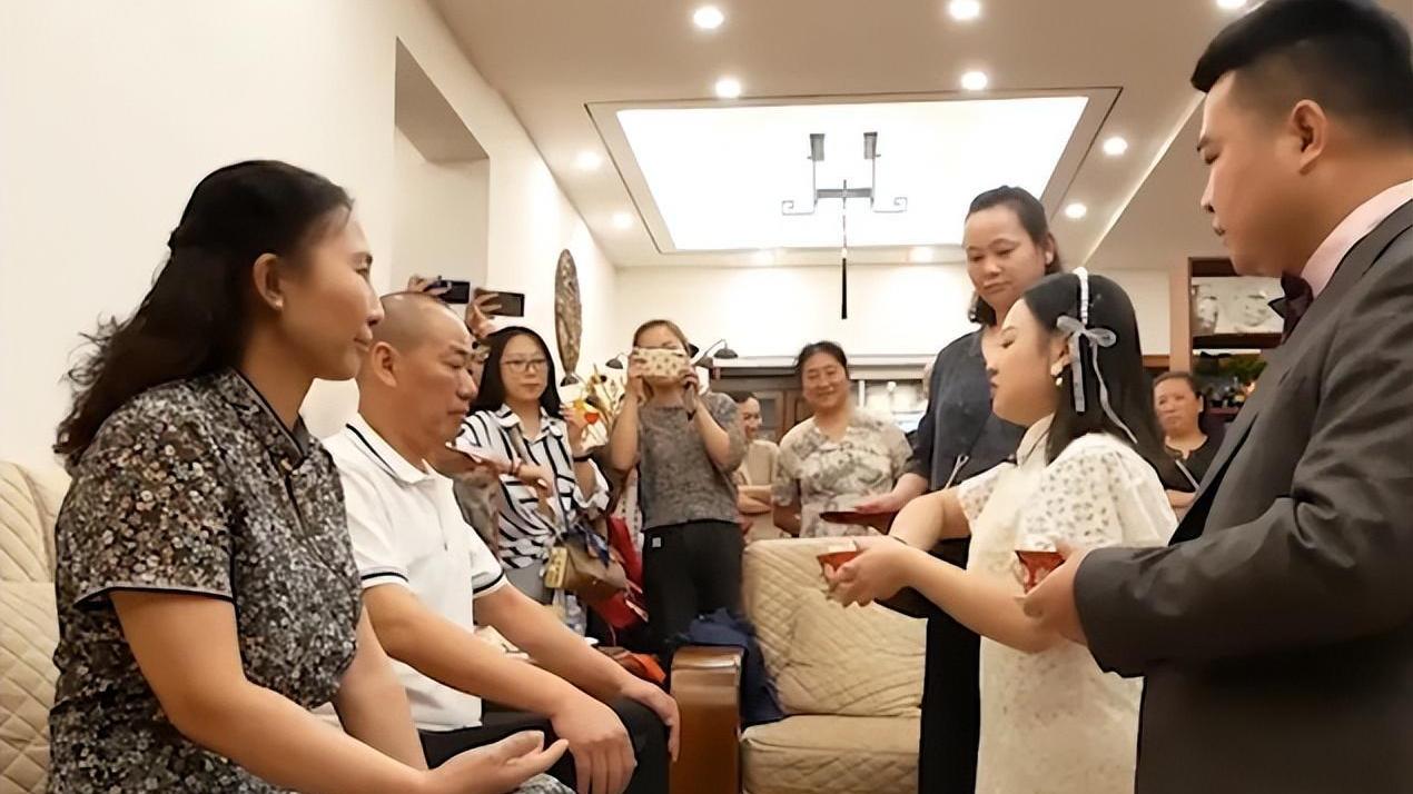 贵州一女子结婚当天，跪地喊继父“爸爸”，继父反应让人泪目