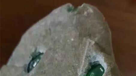 翡翠|不可能吧？一小块翡翠原石，能换来好几台法拉利