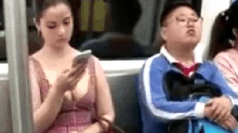 地铁偶遇外国漂亮女孩，胖男孩朦胧的眼神：真养眼 ，好久没喝奶了
