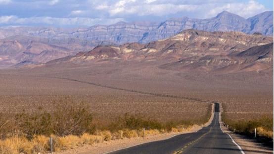 美国死亡谷里石头神秘的移动，究竟是被什么力量在左右？