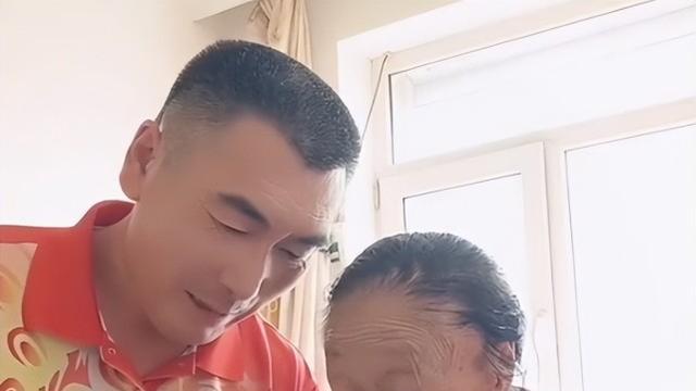 李玉成|85岁马玉琴感冒加重，李玉成却被新欢追到家里，网友：丢人现眼