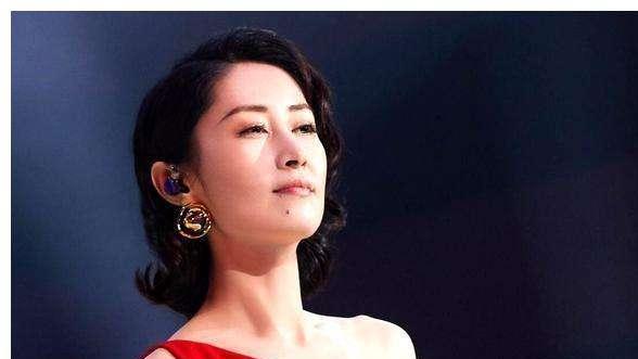 刘敏涛|46岁刘敏涛迎来第二春，与男子车内亲吻半个钟，跑车后座继续缠绵