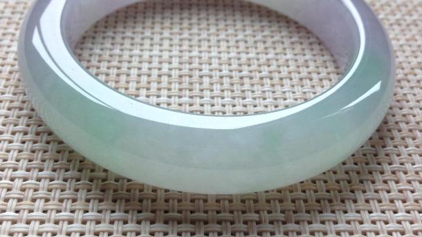 翡翠|翡翠会有发灰的现象，要清楚这并不是瑕疵，反而让翡翠更有价值