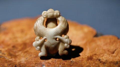 蜜蜡|清代和田玉迦楼罗雕件