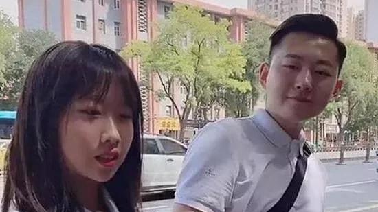 早恋 “最年轻爸爸”接女儿放学惹围观，老师怀疑早恋，女儿：这是我爹