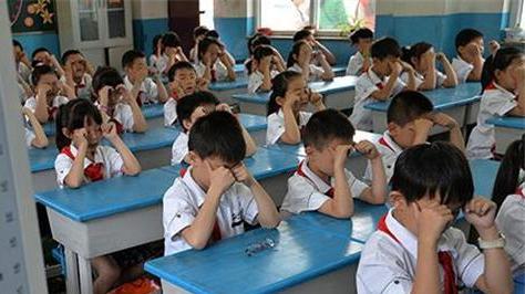 考试|小学生抽奖喜提试卷，一秒哭成“表情包”，老师：回家送给你弟弟