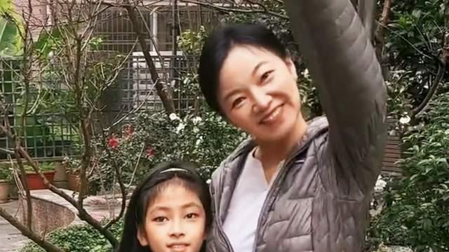 阿雅|阿雅带女儿学骑车！8岁柳小宝越长越漂亮，网友盛赞强过小S女儿