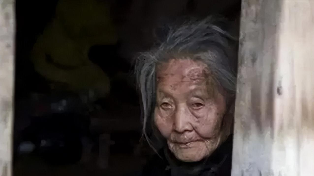 2018年，84岁老人去世，生前咸菜米粥度日，死后家中发现现金97万