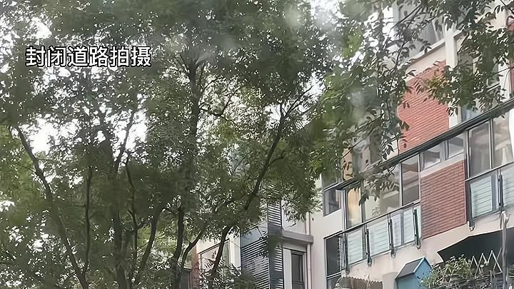 男子给暗恋对象送早餐，刚离开不久，对方就把早餐丢进垃圾桶