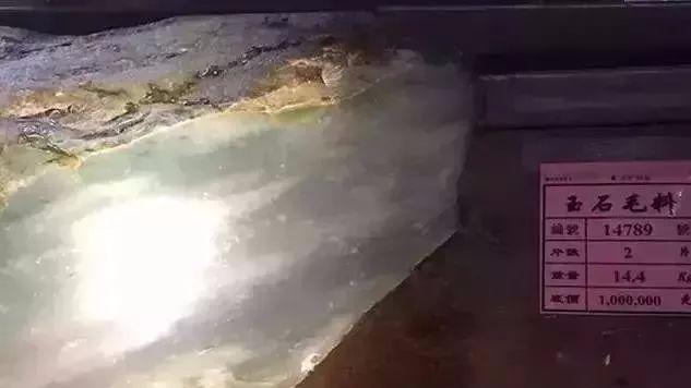 翡翠|一鸣惊人！翡翠赌石，380万切出1个亿！