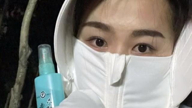 河北一女孩和男友约会去抓知了，踩一脚泥叮一身包：最后抓了7只
