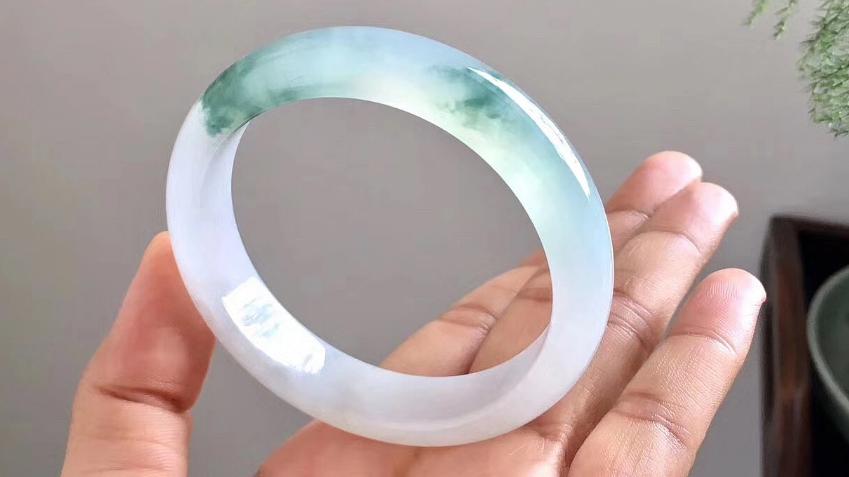 翡翠手镯|价值百万的翡翠手镯，为何用纸包装？是否有一些奥秘？