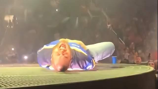 波兹·马龙演唱会摔下舞台，现场横躺难以动弹，一度被迫中断演出
