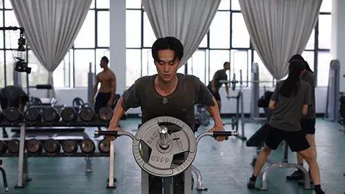 蒋劲夫|31岁蒋劲夫成功考驾照，身边美女环绕，驼背弯腰胡子拉碴模样大变