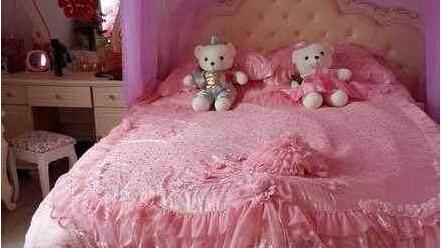 表妹远嫁农村，非把婚房布置成这样，心疼表妹夫，还能好好睡觉吗