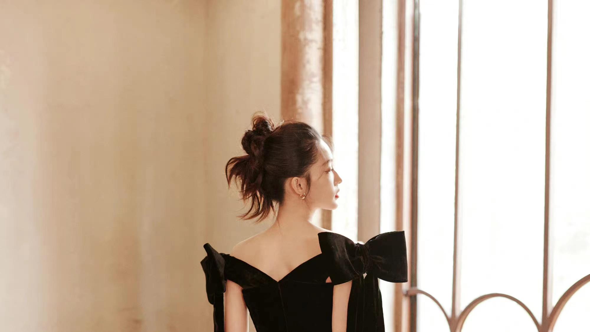 李沁|李沁红毯新造型美出圈，一袭黑色蝴蝶结飘带丝绒长裙，高贵优雅！