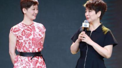 陈小艺 徐帆同框陈小艺，同是短发风格差很大，陈小艺似女霸总，徐帆却像小媳妇