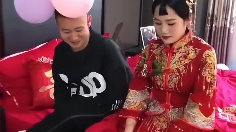 女子当新娘，坐姿豪放有气场，新郎乖乖靠肩上：婚后当家没商量！