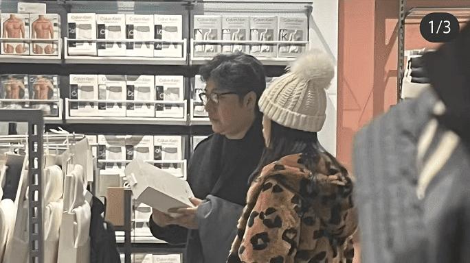 王岳伦|王岳伦在英国逛街！13岁王诗龄身高已近178cm，父女同框关系好