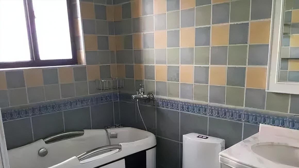 媳妇在装修公司上班，家里装修全是她弄的，阳台榻榻米太赞了！