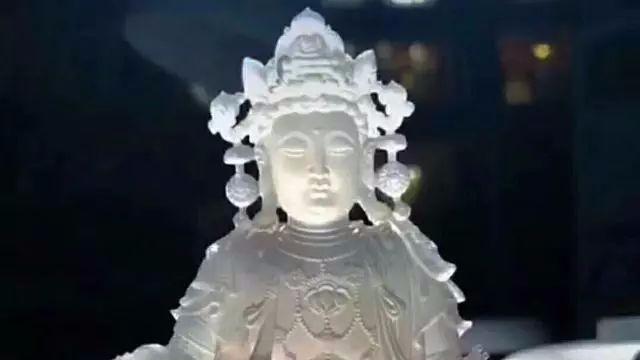雕刻|连玉雕师都想象不到的翡翠原石，最后雕刻出来的观音，竟成为传世之宝！