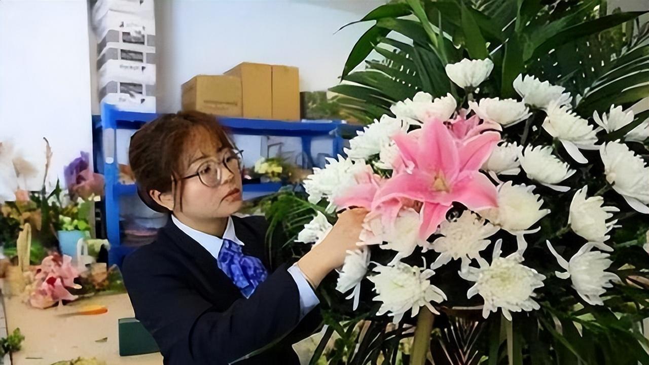 95后女孩当入殓师，月薪6000，网友喊话：给我100万都不干