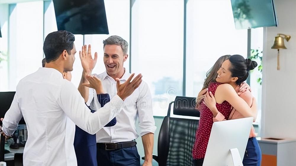 |你请客吃饭，同事带他几个朋友来咋办？告诉你解决方法