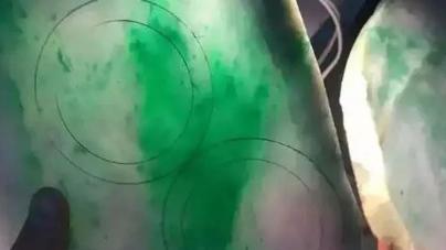 翡翠手镯|点名表扬这块原石，开出20支翡翠手镯，身价飞涨