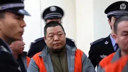 臧天朔|歌手臧天朔在舞台上唱完《朋友》之后，被男歌迷“啪啪”就是几个大耳瓜子