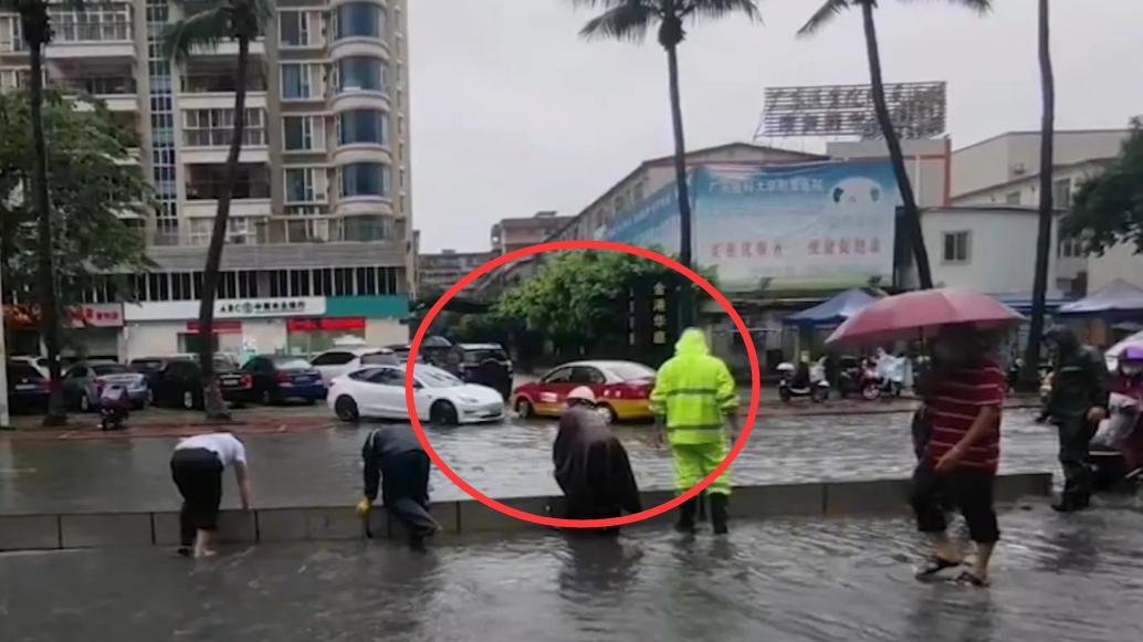 暴雨天物业用身体抵住隔板堵水，如果都这样作为，谁会骂他们黑心