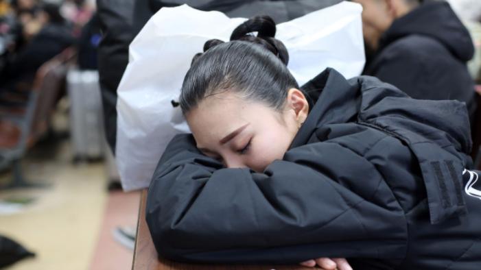 珠海科技学院出了大冤种, 捡到女生饭卡归还被要求道歉, 说影响心情