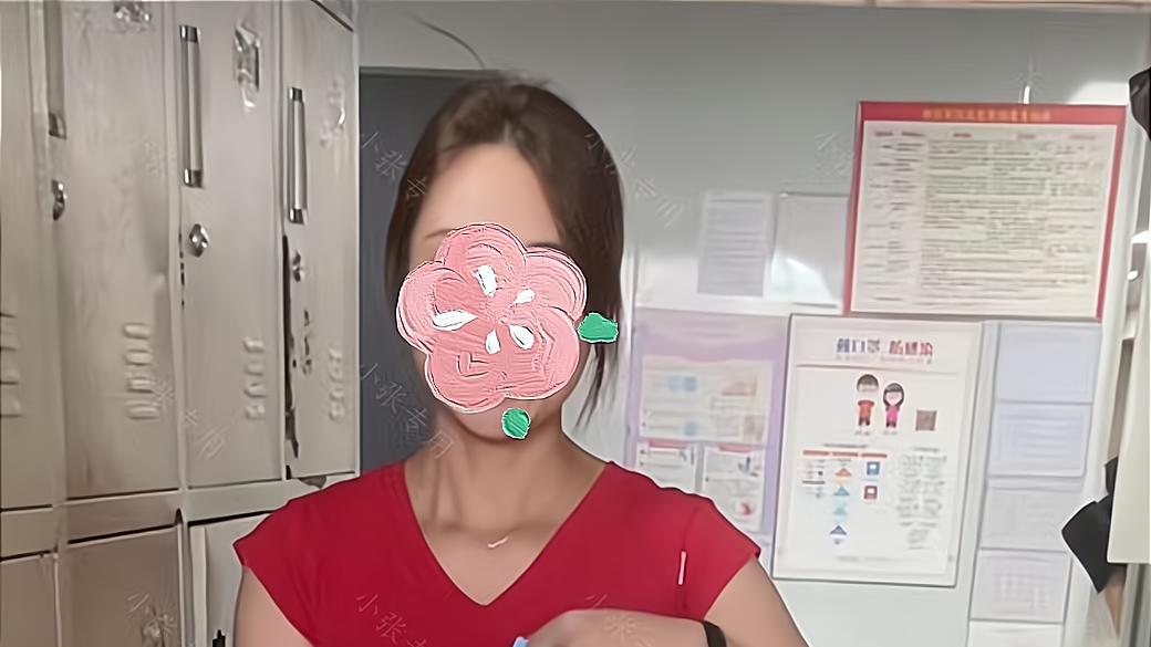 电子厂里，一女子为接近自己喜欢的男子，主动申请调换工作岗位