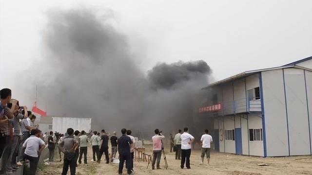 工地|彩钢瓦价格便宜安装简单，为何被禁？彩钢瓦房非拆不可？