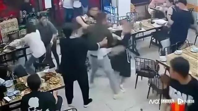 用冷静的思维去思考，这次唐山聚众殴打他人事件