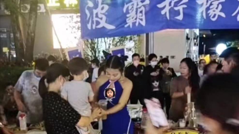 女子穿旗袍卖“波霸奶茶”被投诉：穿衣自由，靠劳动挣钱有啥错？