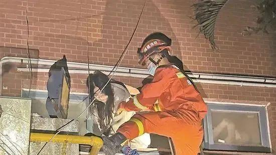 突发！泉州1女子从高墙上跌入仓库内