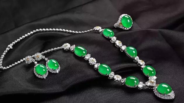 翡翠|小小的翡翠蛋面，价格却上至千万，贵是有原因的