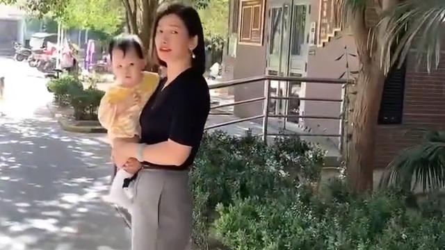 陕西一孙女过生日，奶奶给孩子准备礼物，看到奶奶颜值网友羡慕了