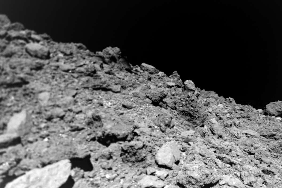 日本探测器发现小行星“龙宫”身上有个非常奇怪的特点