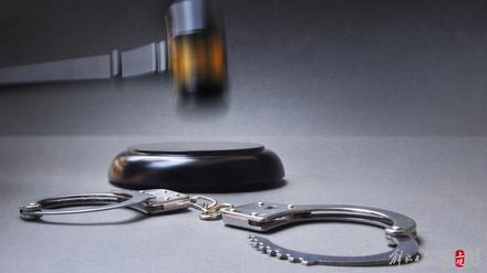 唐山打人者已有两人被抓，律师：涉嫌两项罪名，女子同伴砸酒瓶应是正当防卫