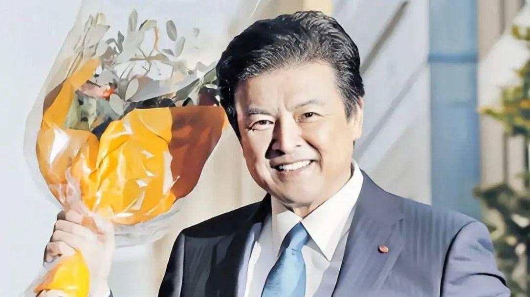 短发 三浦友和到大叔年纪更耐看，一款发型帅了30年，发腮也没油腻感