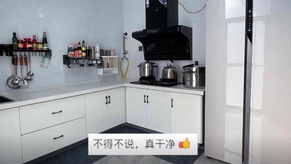 河南一丈夫深夜拖扫院子，顶高温来回10多遍，家里干净得一尘不染