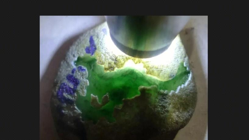 翡翠|翡翠人常说的“翡翠赌石”，到底在赌什么？丨拓展认知不要赌石！