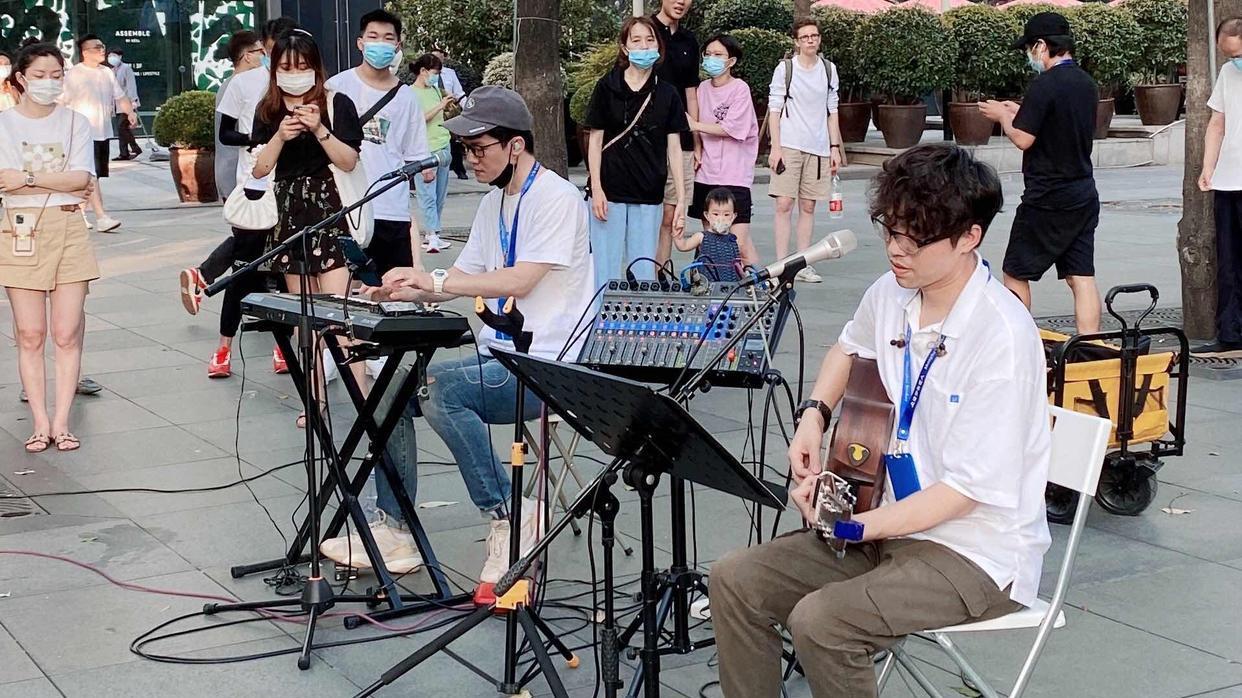 女子扮白娘子直播遭城管驱赶，不让我直播你养我啊