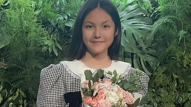 王诗龄 12岁王诗龄参加聚会，瘦身20斤五官变立体，手拎小包价值5万
