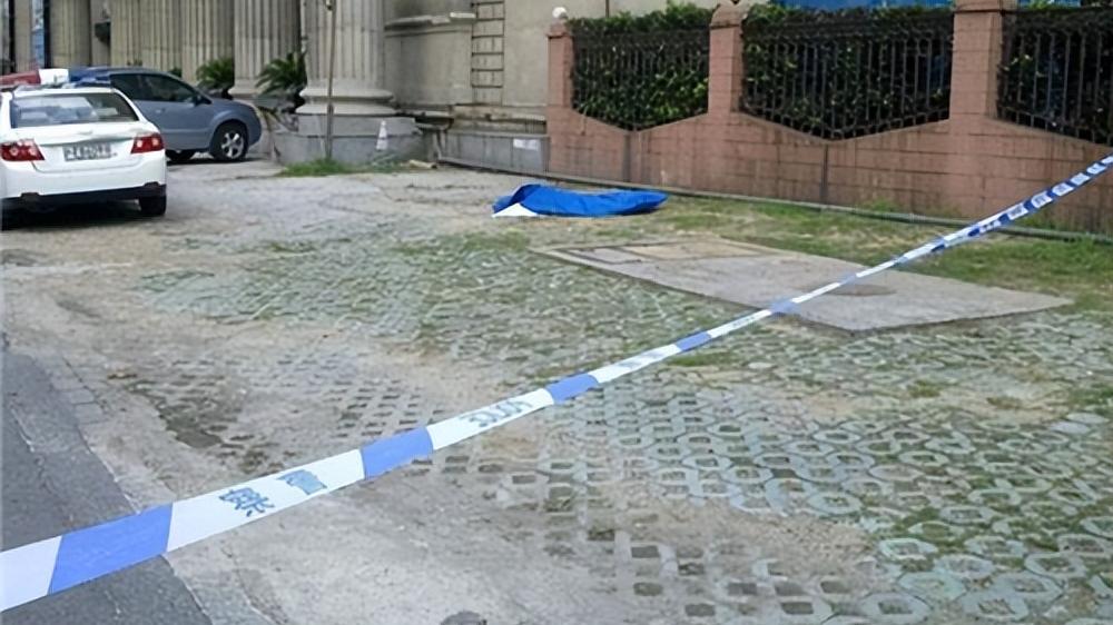 温州一男子偷窥女士洗澡坠亡，家属索赔88万，法院判决还社会公道