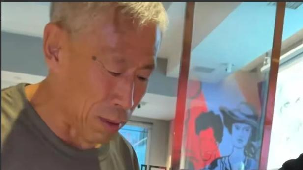 沈阳一名女子开饭店，请老爹来洗碗，没想到生意艰难的时候，60岁的老爹因为一句“welcome”