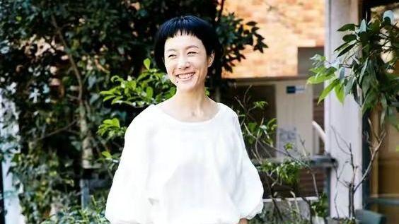 短发 建议上了年纪的女人：衣不花，鞋不高，发不长，优雅得体不做作