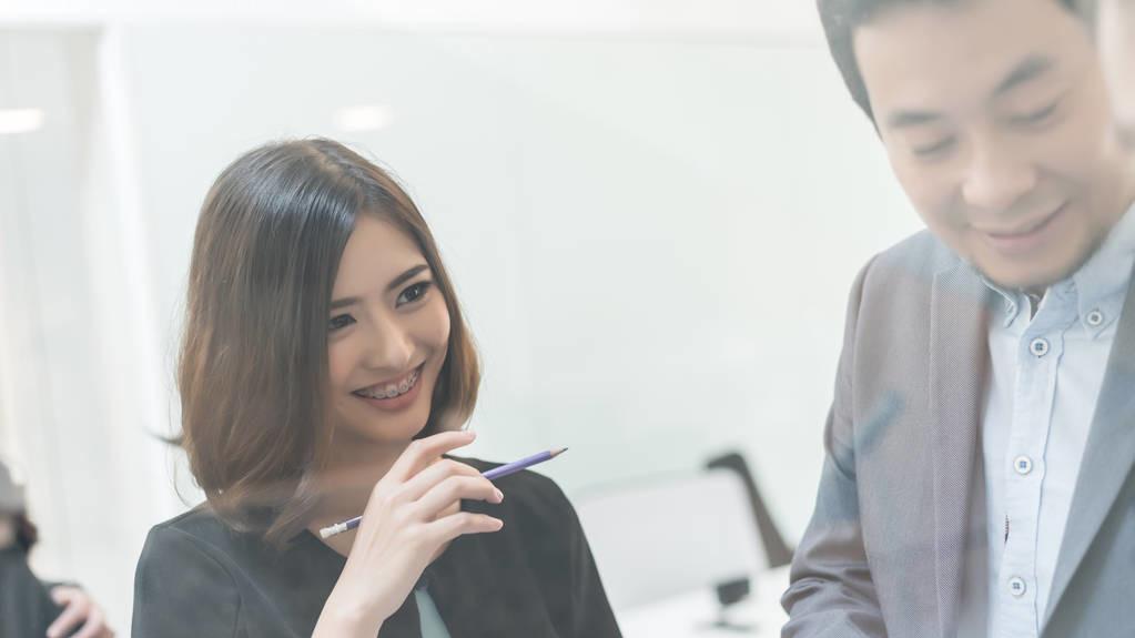 婚姻|50岁领导娶28岁女下属，结婚半年便离婚！女下属哭诉：日子没法过