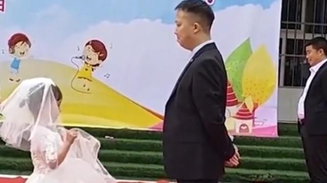 四川一幼儿园六一汇演，爸爸与女儿跳华尔兹，一个细节太甜了！